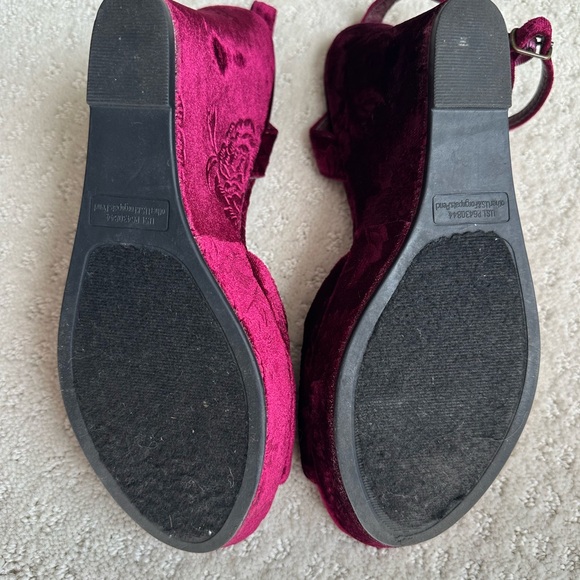 Woman’s Rampage Velvet Wedges patterned 4.5 inch heel. Size 8.5 M, color: Maroon - Picture 10 of 10